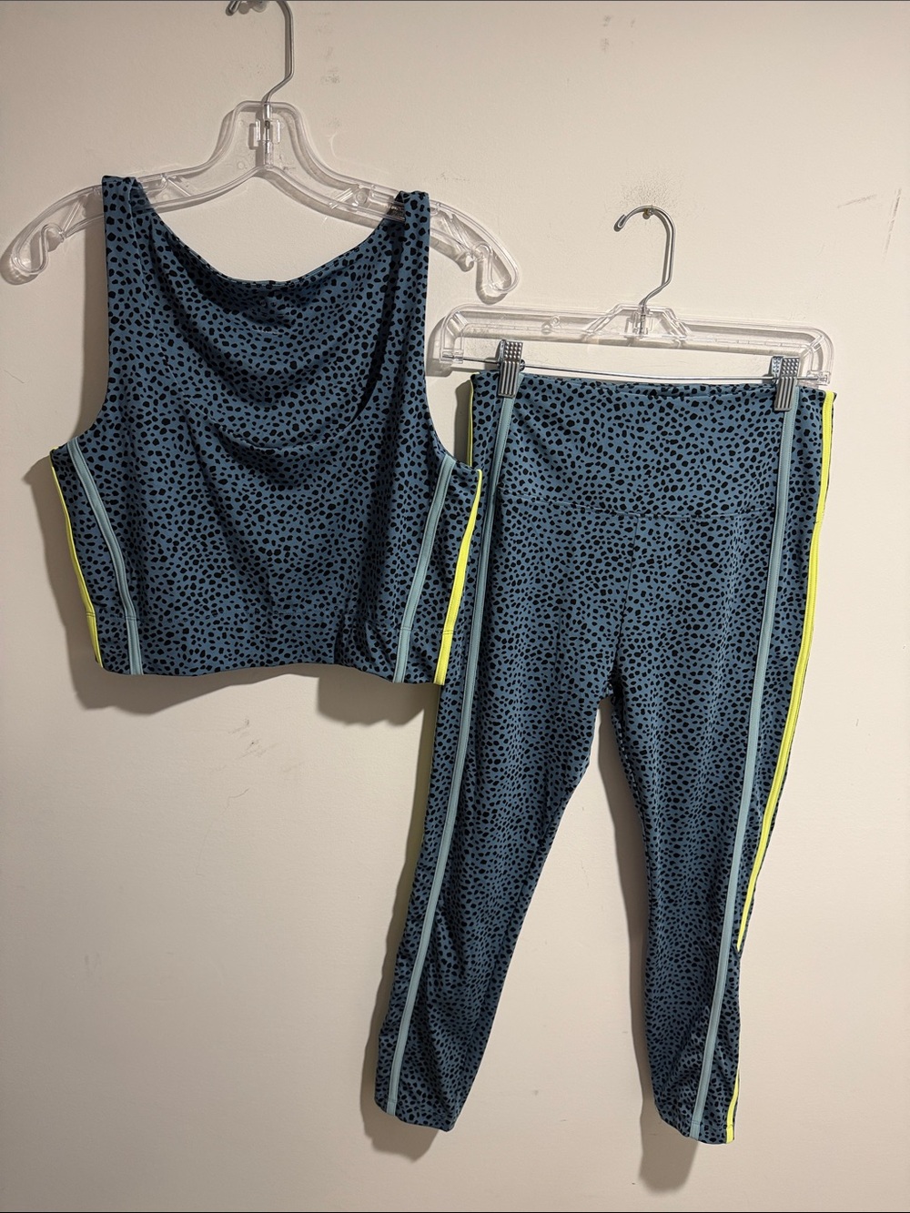Lou & Grey Blue Speckled Athletic Set Top (Large), Pants (Medium)